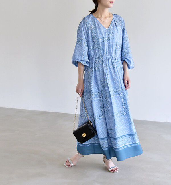 quaranciel「quaranciel:〈洗濯機可能〉フラワー スカーフ プリント Vネック フレア ワンピース」|ワンピース|