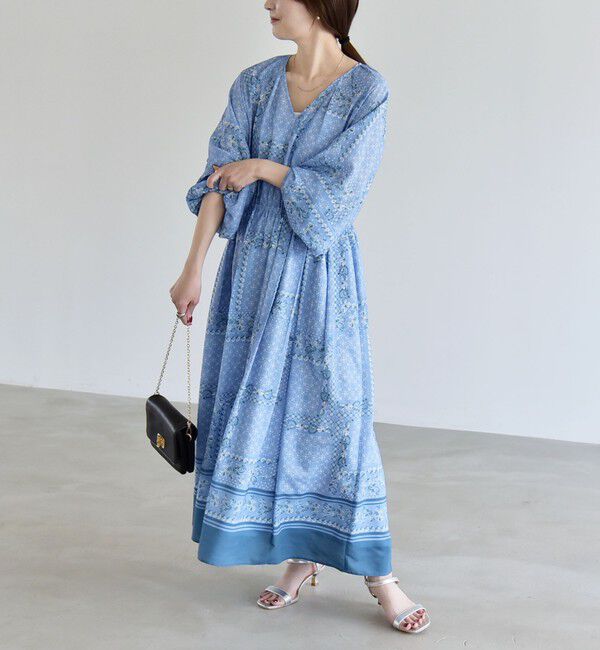 quaranciel「quaranciel:〈洗濯機可能〉フラワー スカーフ プリント Vネック フレア ワンピース」|ワンピース|