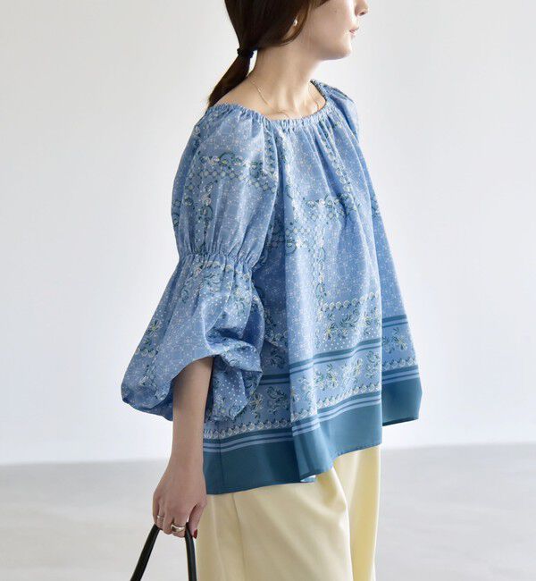 quaranciel「quaranciel:〈洗濯機可能〉フラワー スカーフ プリント ギャザー パフ ブラウス」|シャツ・ブラウス|