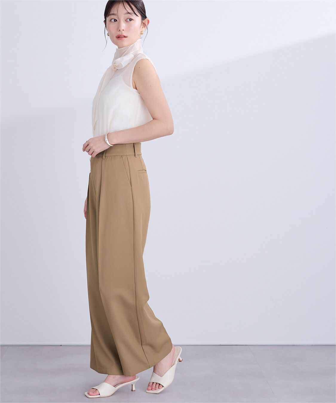 ur's「センタープレスタックワイドパンツ」|スラックス|