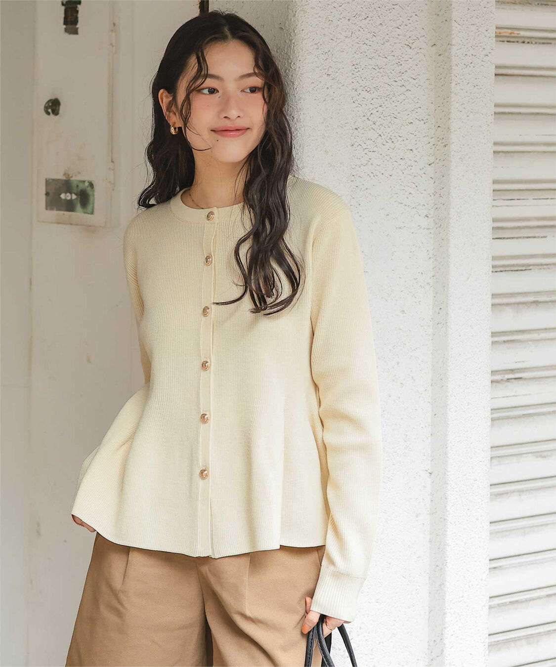 titivate「ゴールド釦ペプラムニットカーディガン」|ニット・セーター|