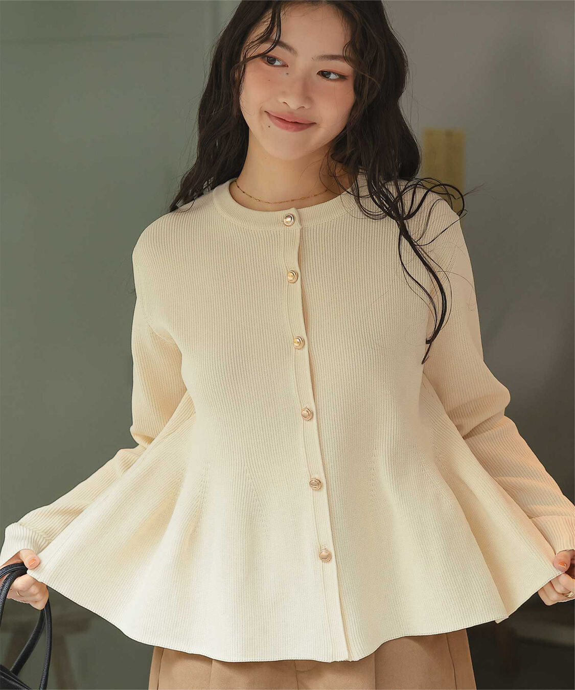 titivate「ゴールド釦ペプラムニットカーディガン」|ニット・セーター|