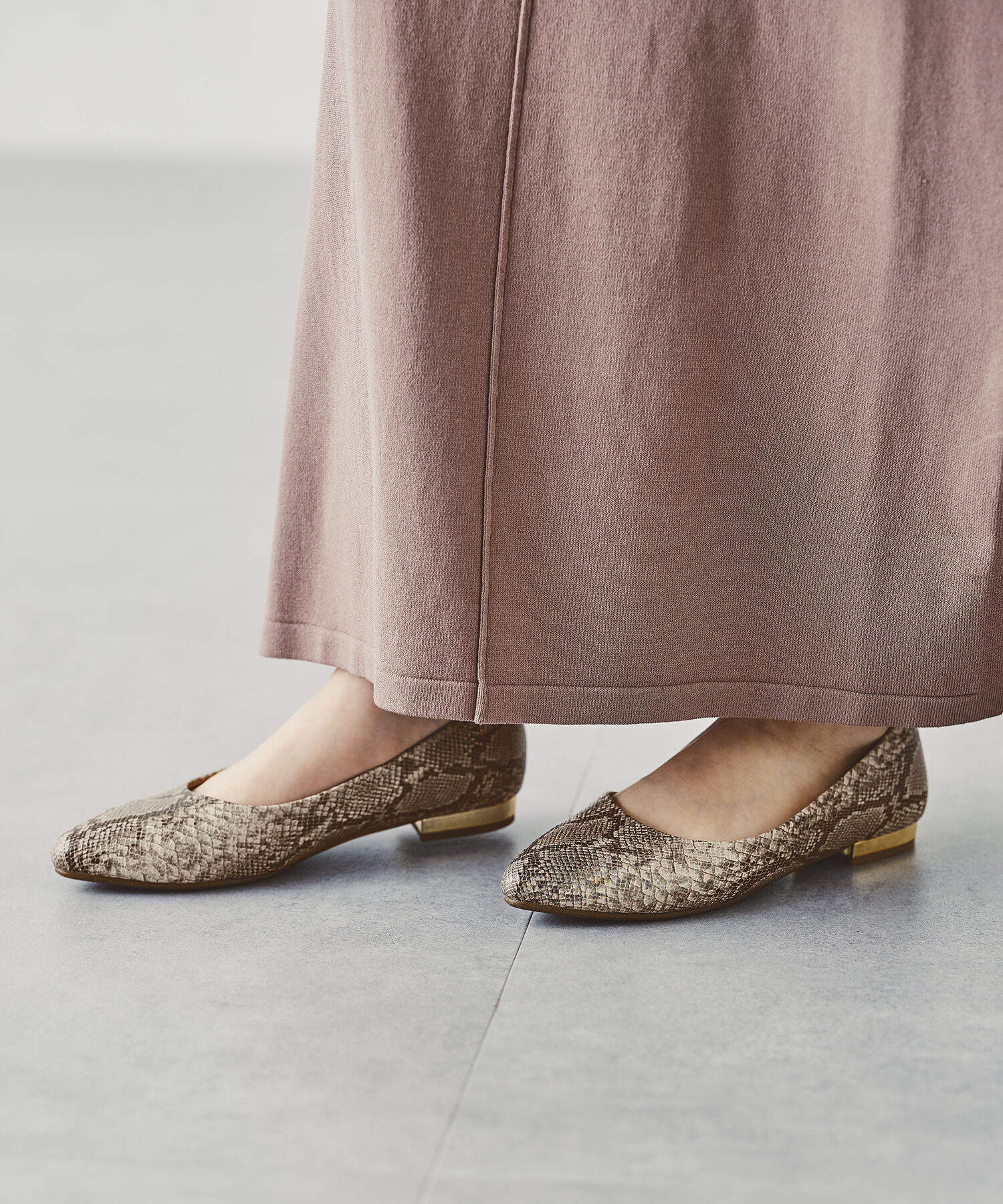 ORiental TRaffic「【WEB限定 / 累計16万足突破】ポインテッドトゥ フラット パンプス /R-4007 通勤靴 厚手クッション」|パンプス|