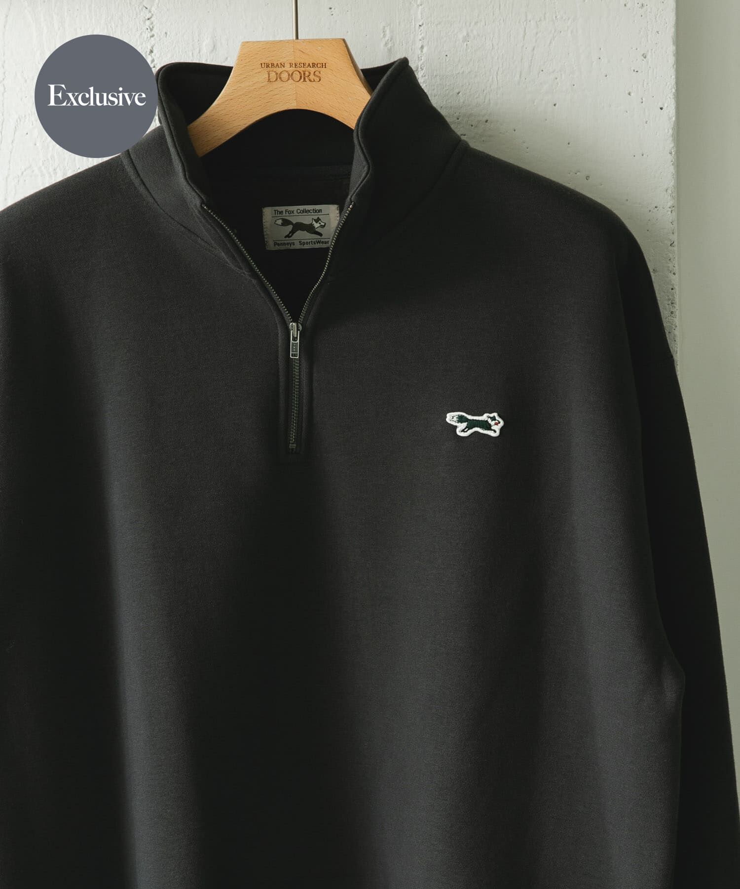 URBAN RESEARCH DOORS「『XLサイズ/WEB限定』『別注』PENNEYS&times;DOORS　THE FOX ハーフジップスウェット」|スウェット・ジャージ|チャコールグレー