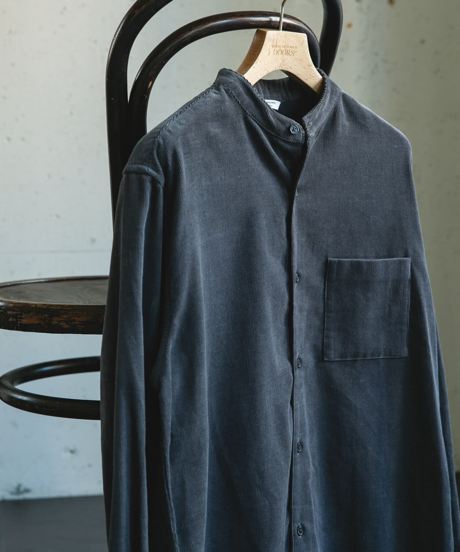 URBAN RESEARCH DOORS「『UR TECH』コーデュロイバンドカラーシャツ」|シャツ・ブラウス|チャコールグレー