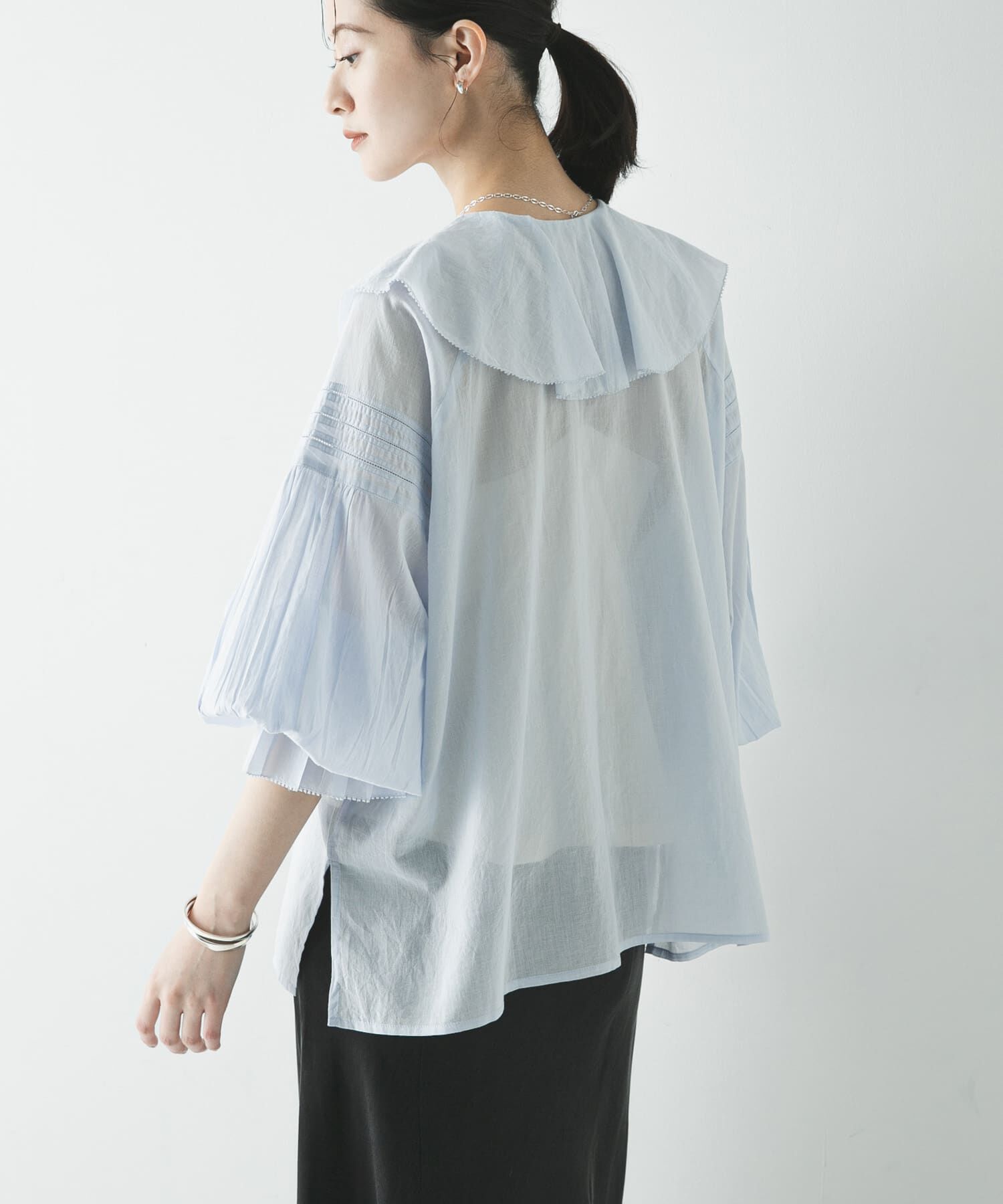 URBAN RESEARCH「『一部WEB限定カラー』コットンボイルラッフルブラウス」|シャツ・ブラウス|ブルー系その他