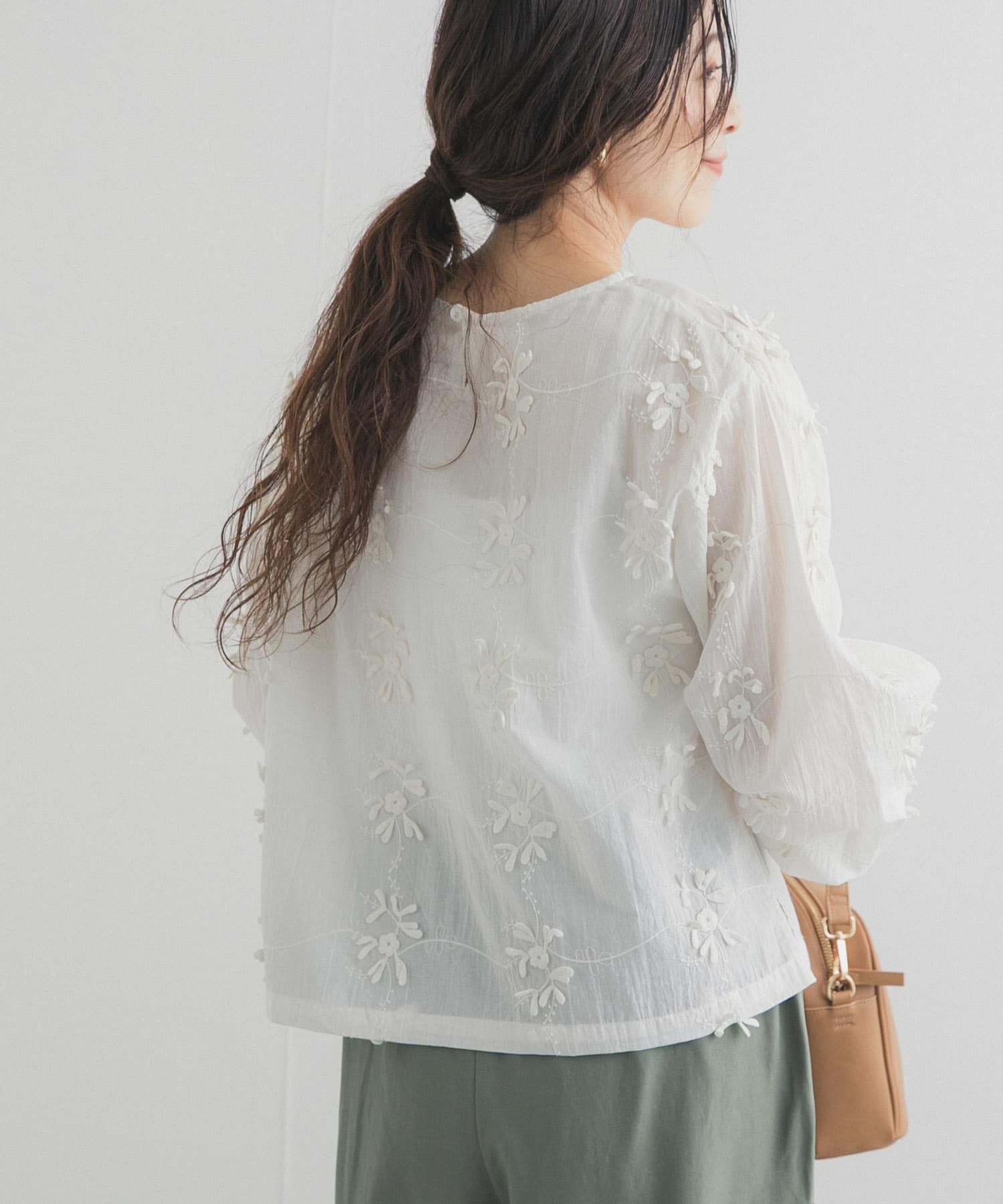 URBAN RESEARCH DOORS「立体刺繍ブラウス」|シャツ・ブラウス|オフホワイト