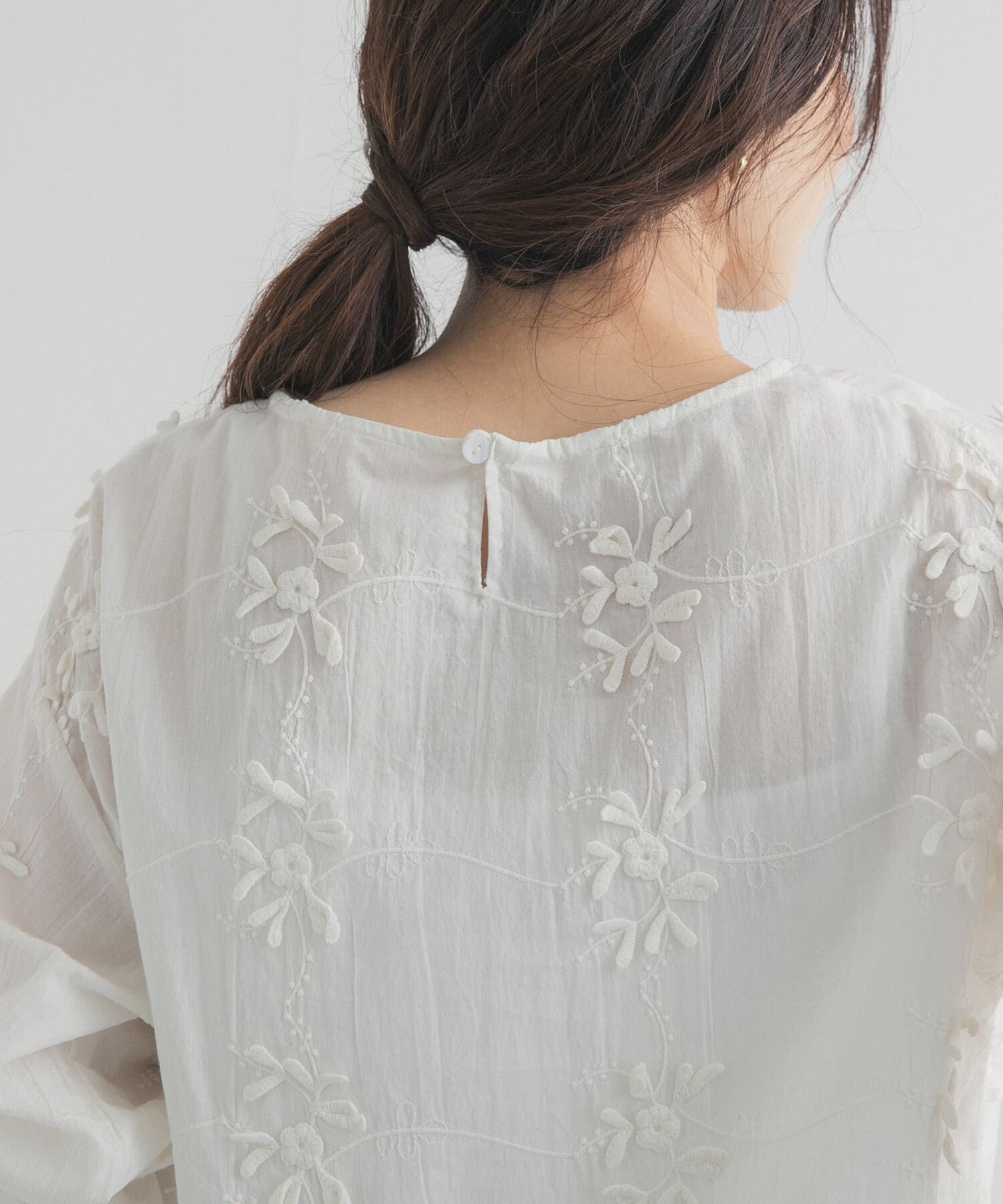 URBAN RESEARCH DOORS「立体刺繍ブラウス」|シャツ・ブラウス|
