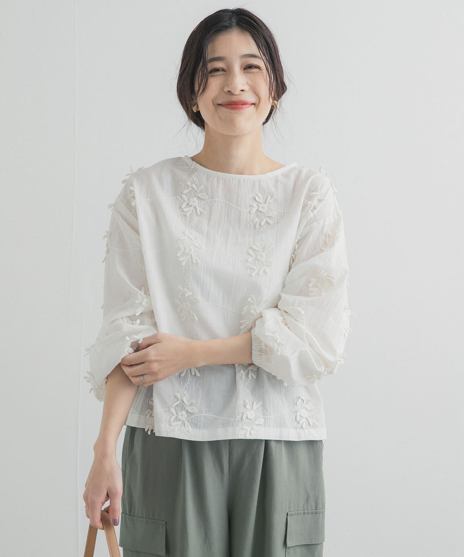 URBAN RESEARCH DOORS「立体刺繍ブラウス」|シャツ・ブラウス|