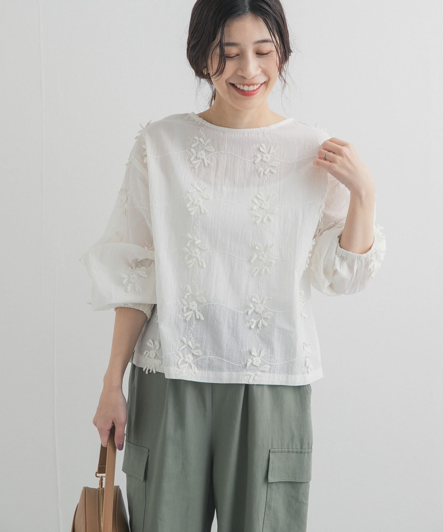 URBAN RESEARCH DOORS「立体刺繍ブラウス」|シャツ・ブラウス|