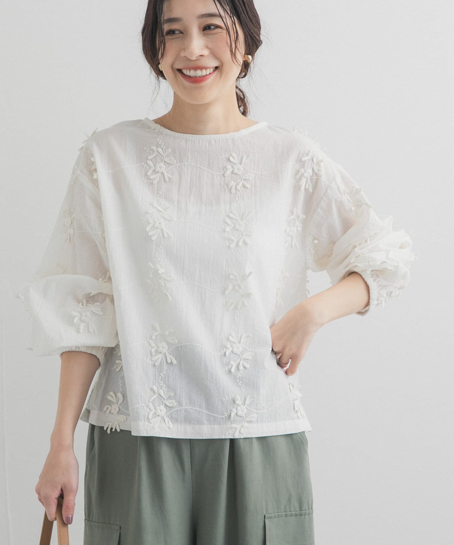 URBAN RESEARCH DOORS「立体刺繍ブラウス」|シャツ・ブラウス|