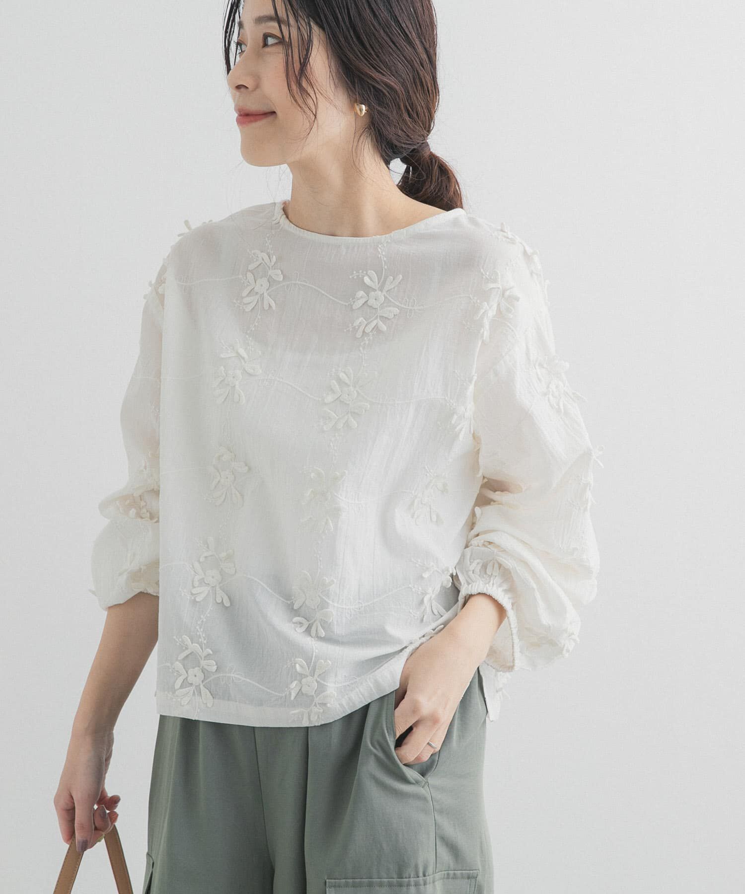 URBAN RESEARCH DOORS「立体刺繍ブラウス」|シャツ・ブラウス|