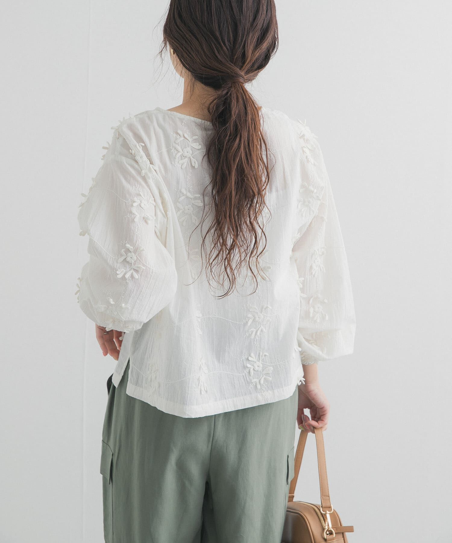 URBAN RESEARCH DOORS「立体刺繍ブラウス」|シャツ・ブラウス|