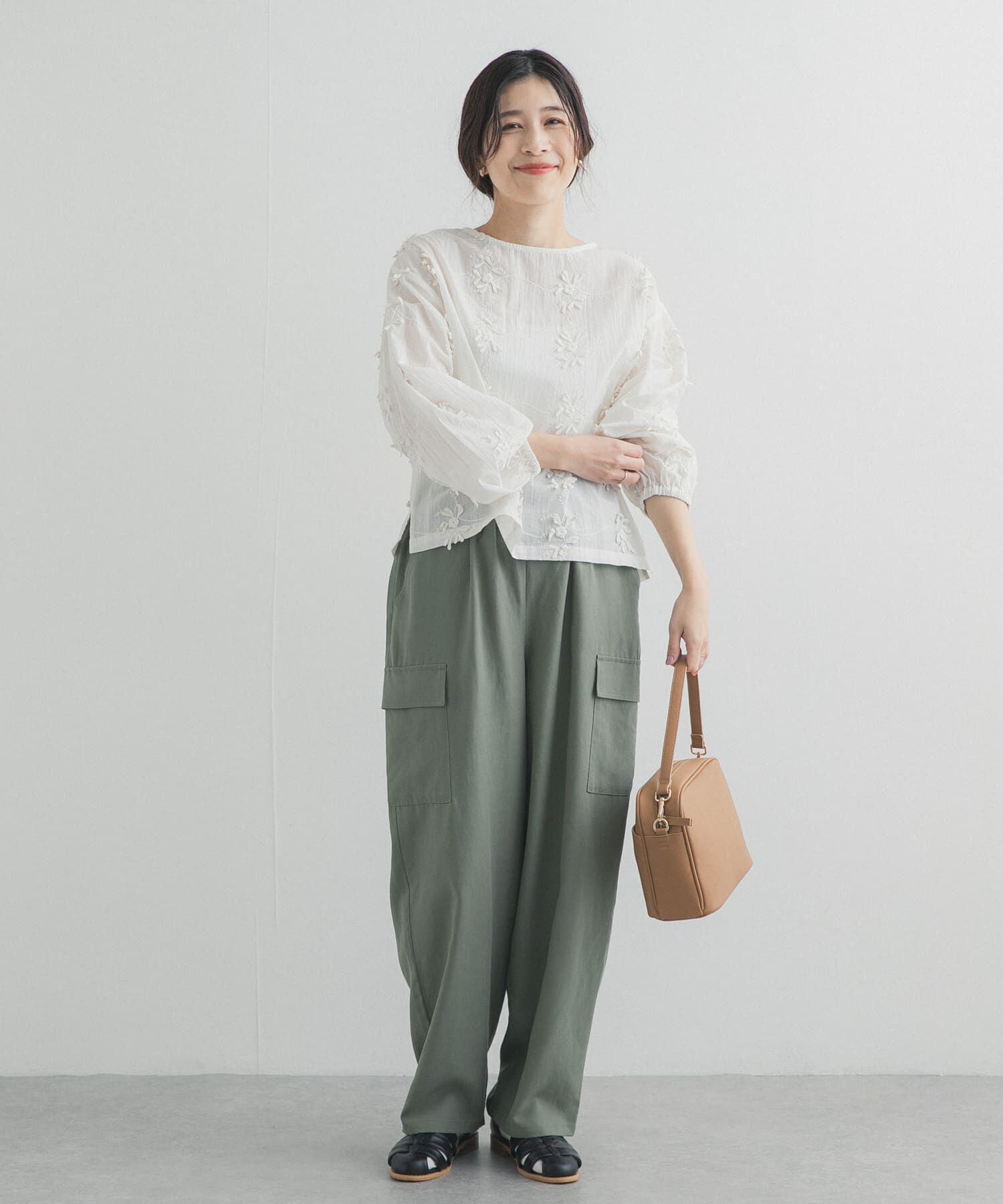 URBAN RESEARCH DOORS「立体刺繍ブラウス」|シャツ・ブラウス|