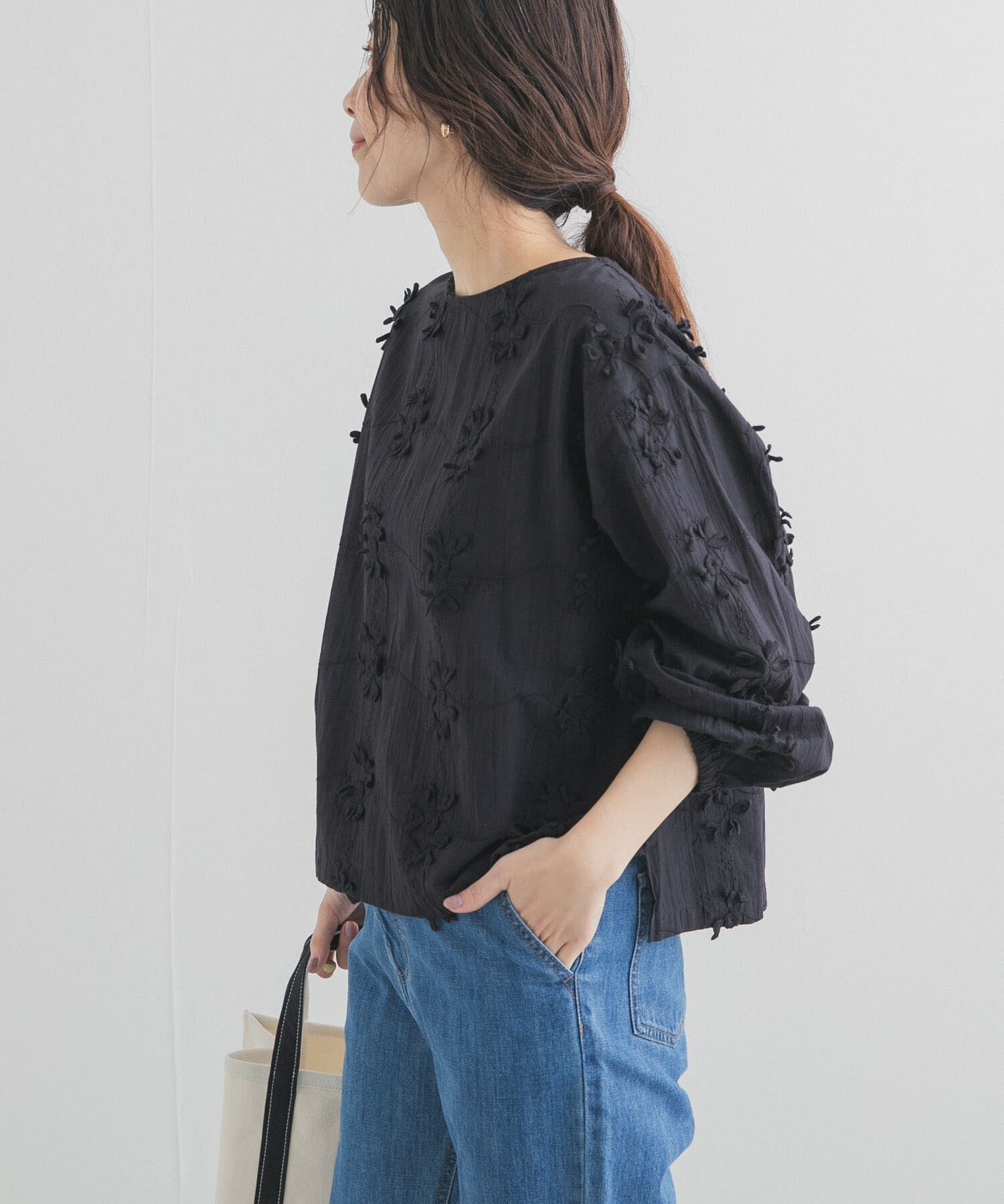 URBAN RESEARCH DOORS「立体刺繍ブラウス」|シャツ・ブラウス|