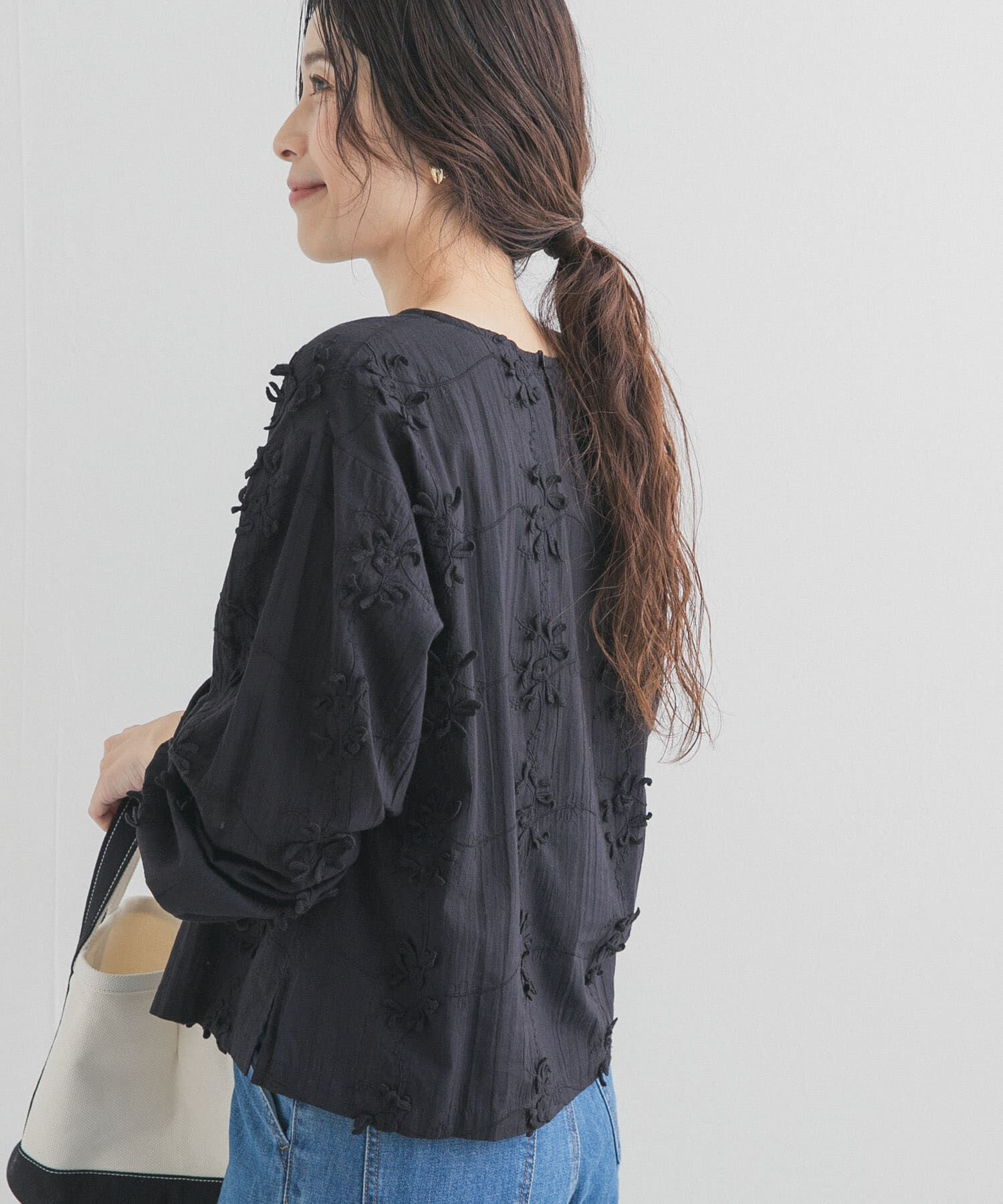 URBAN RESEARCH DOORS「立体刺繍ブラウス」|シャツ・ブラウス|