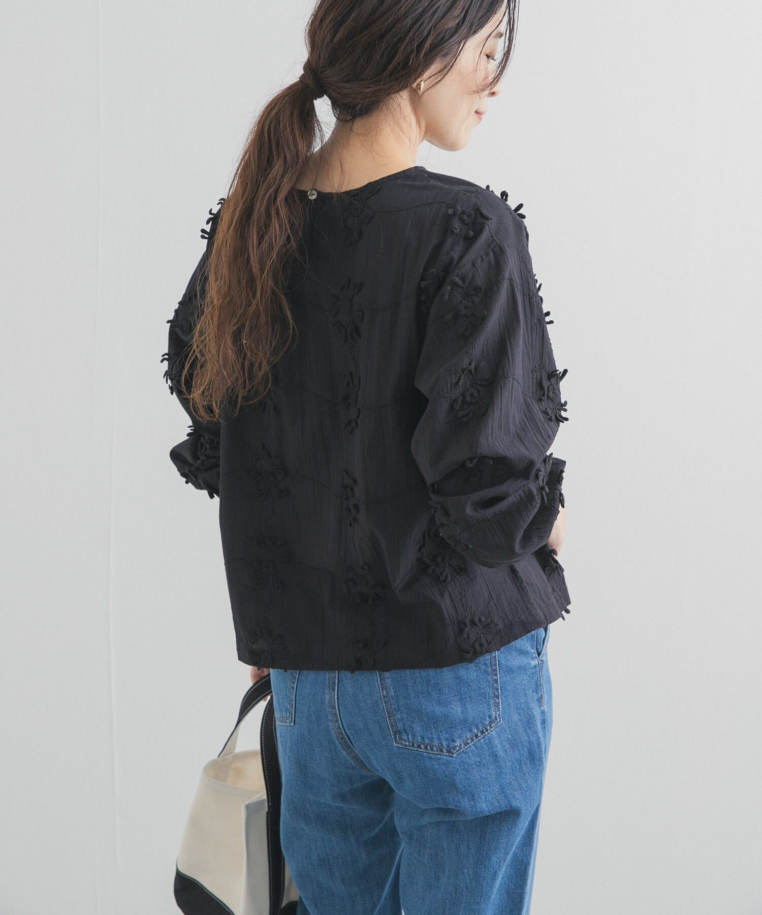 URBAN RESEARCH DOORS「立体刺繍ブラウス」|シャツ・ブラウス|