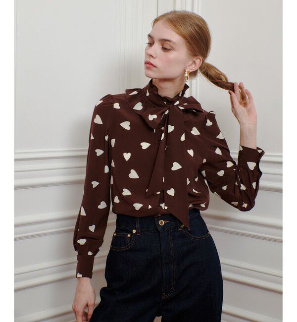 LOULOU WILLOUGHBY「WEB限定【LOULOU WILLOUGHBY】デシンハートプリントボウタイブラウス」|シャツ・ブラウス|ブラウン