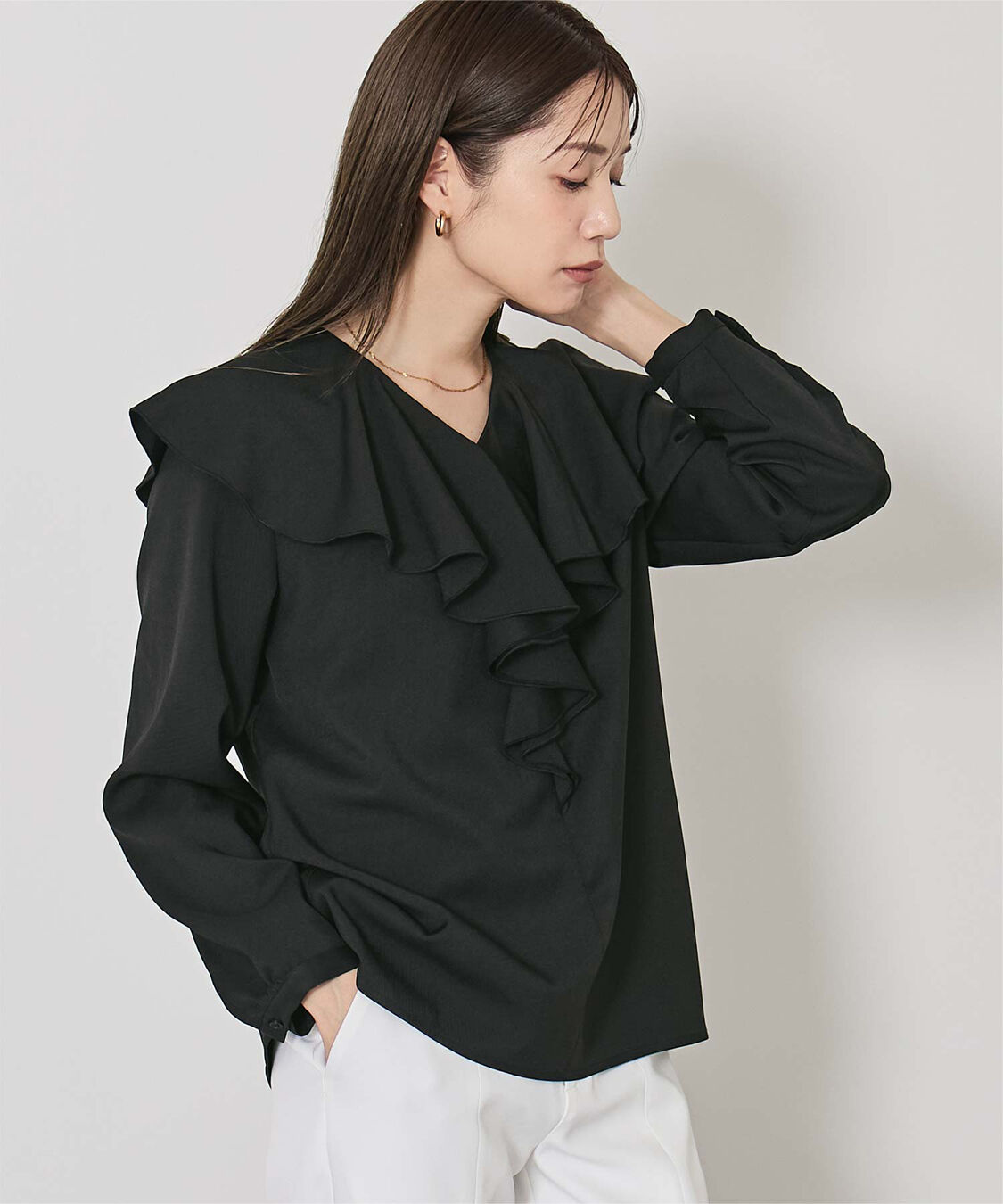 ur's「Vネックラッフルブラウス」|シャツ・ブラウス|ブラック