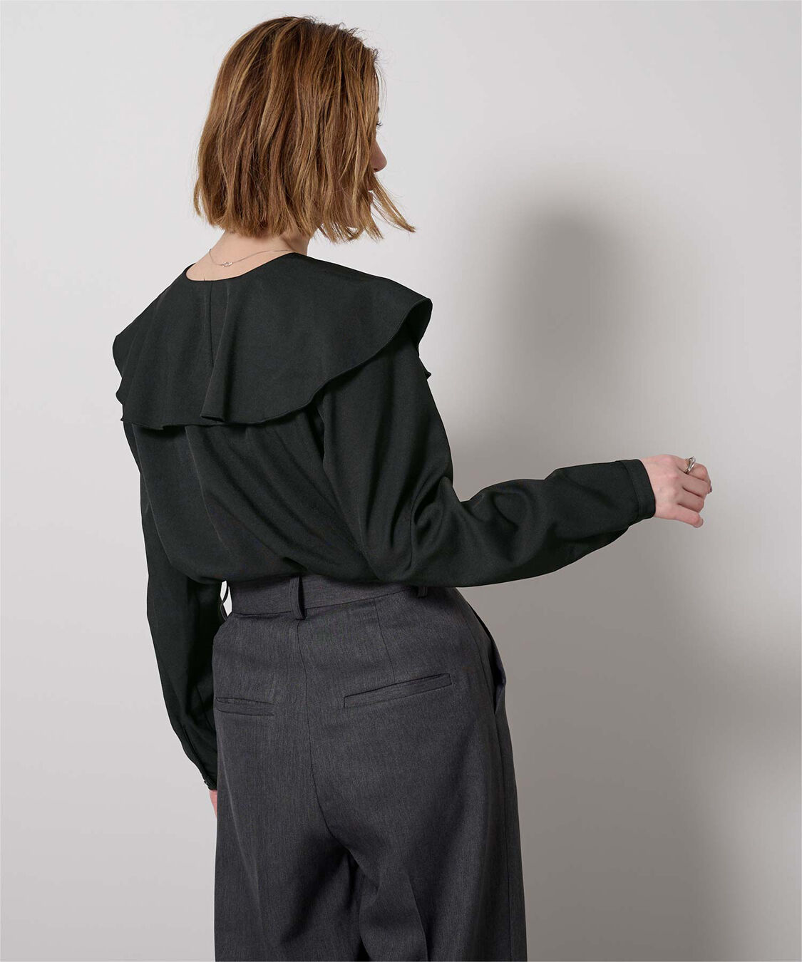 ur's「Vネックラッフルブラウス」|シャツ・ブラウス|