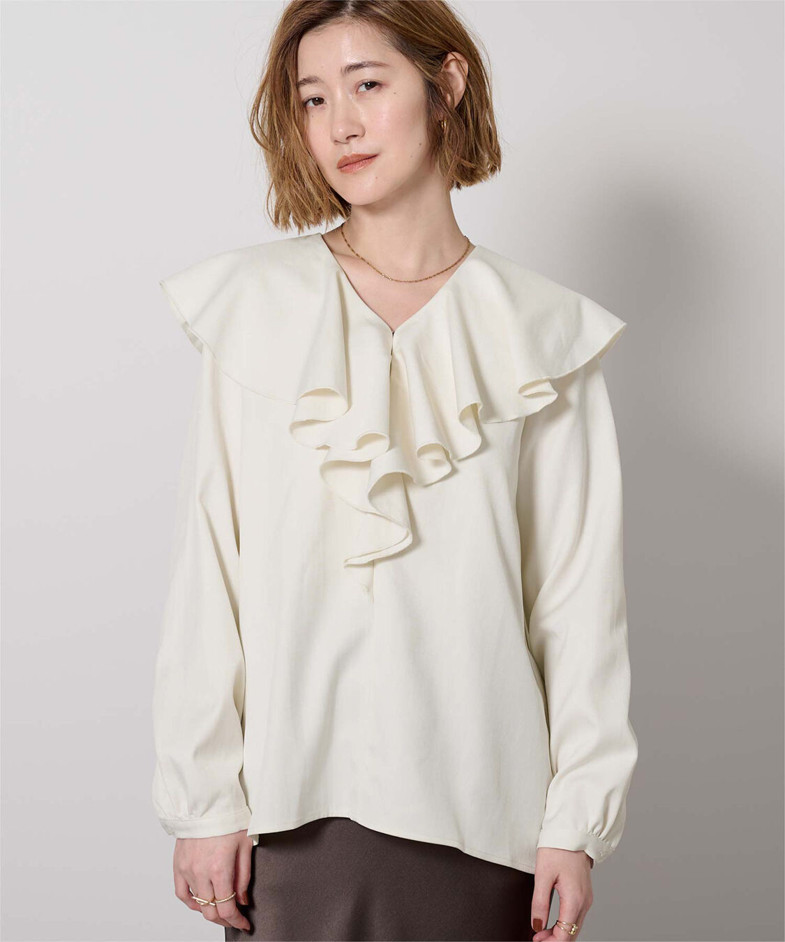 ur's「Vネックラッフルブラウス」|シャツ・ブラウス|