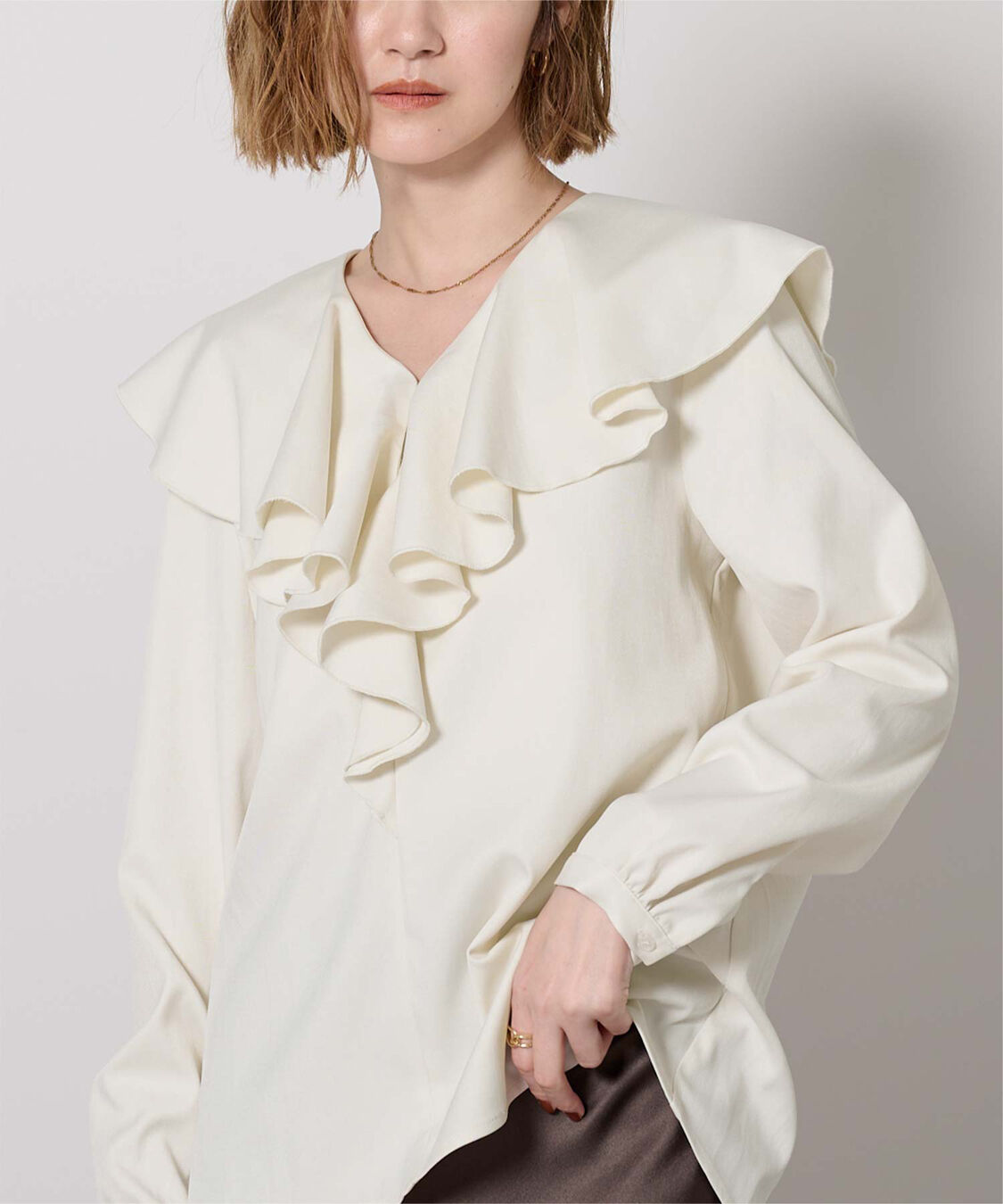 ur's「Vネックラッフルブラウス」|シャツ・ブラウス|