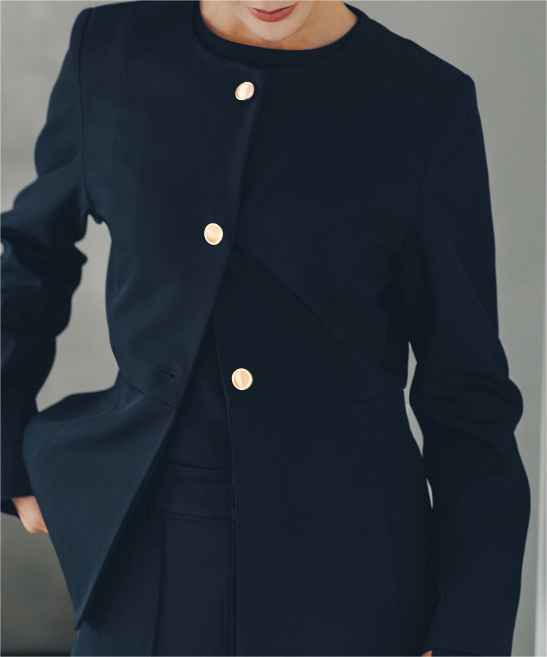 ur's「【小林有里さんコラボアイテム】美シルエットゴールド釦ペプラムジャケット」|ノーカラージャケット|