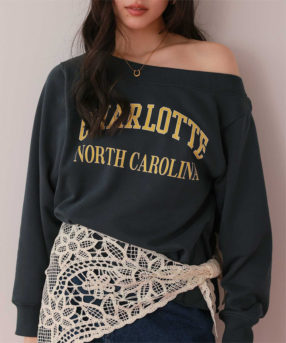 titivate「オフショルダースウェットプルオーバー」|スウェット・ジャージ|