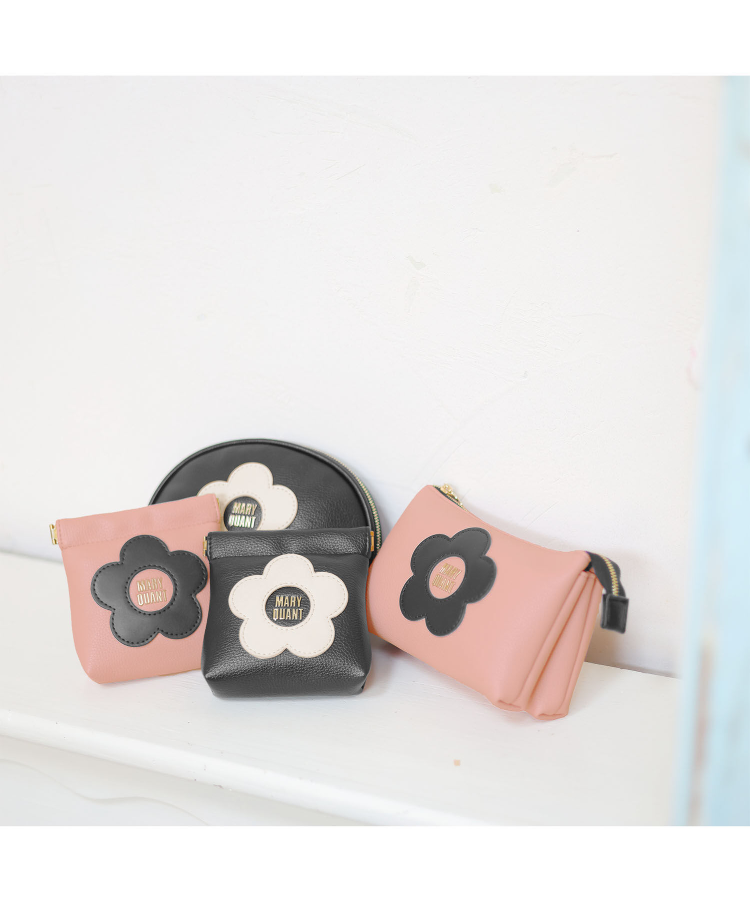 MARY QUANT「センターロゴデイジー バネクチポーチ」|ポーチ|