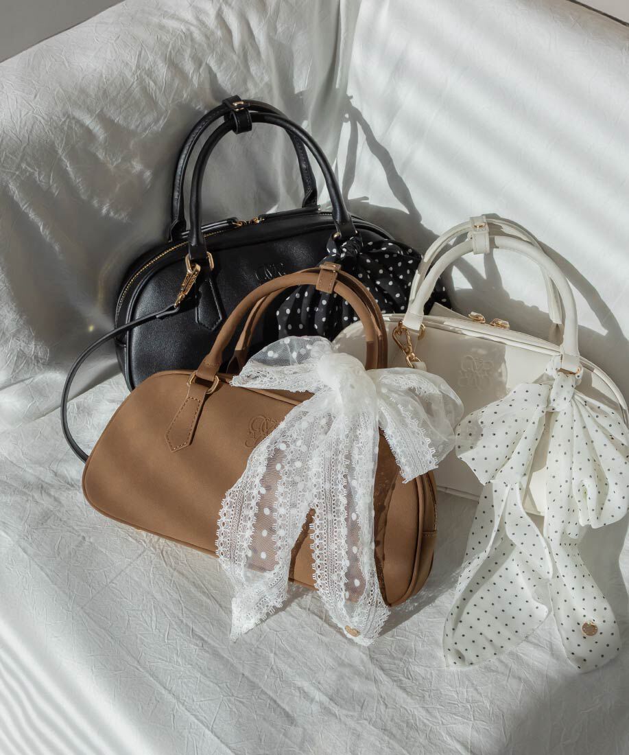  「2WAY スカーフ付きエンボスロゴボストンバッグ」|ハンドバッグ|