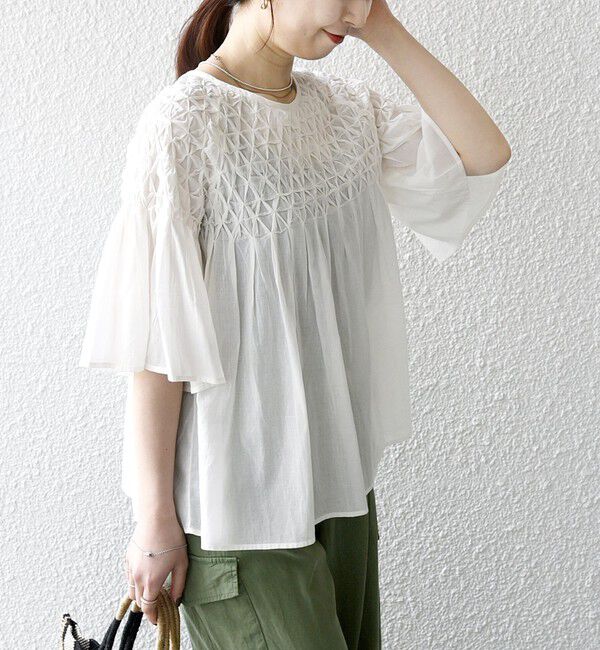 SHIPS any「SHIPS any:〈洗濯機可能〉ハンドスモッキング コットン フレア ブラウス」|シャツ・ブラウス|