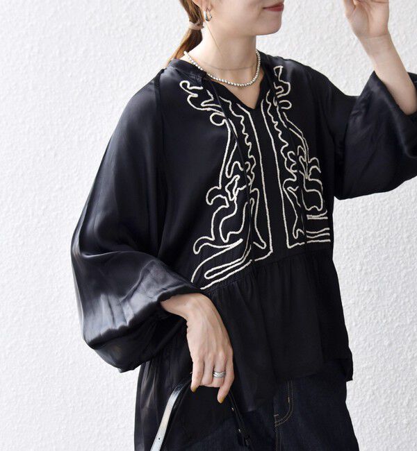 SHIPS any「SHIPS any:〈洗濯機可能〉サテン 刺繍 スキッパー ペプラム ブラウス」|シャツ・ブラウス|