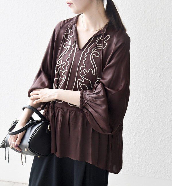 SHIPS any「SHIPS any:〈洗濯機可能〉サテン 刺繍 スキッパー ペプラム ブラウス」|シャツ・ブラウス|ブラウン