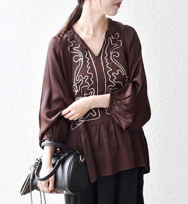 SHIPS any「SHIPS any:〈洗濯機可能〉サテン 刺繍 スキッパー ペプラム ブラウス」|シャツ・ブラウス|