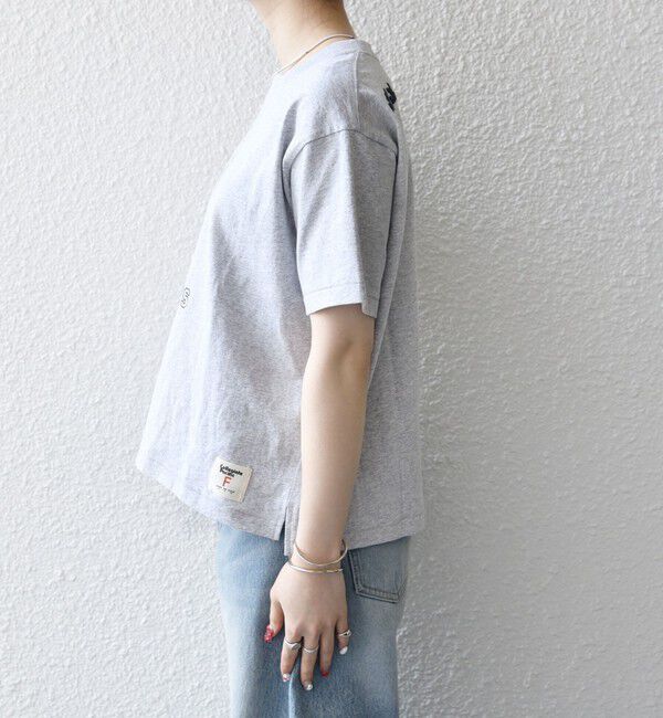 SHIPS any「【SHIPS any別注】Collegiate Pacific:〈洗濯機可能〉V ガゼット プリント & 刺繍 Tシャツ」|Tシャツ・カットソー|