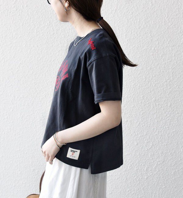 SHIPS any「【SHIPS any別注】Collegiate Pacific:〈洗濯機可能〉V ガゼット プリント & 刺繍 Tシャツ」|Tシャツ・カットソー|