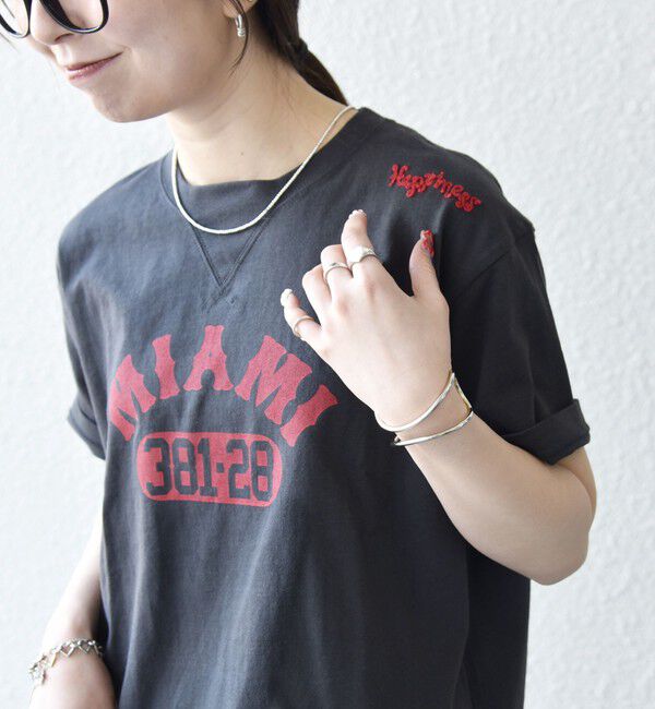 SHIPS any「【SHIPS any別注】Collegiate Pacific:〈洗濯機可能〉V ガゼット プリント & 刺繍 Tシャツ」|Tシャツ・カットソー|