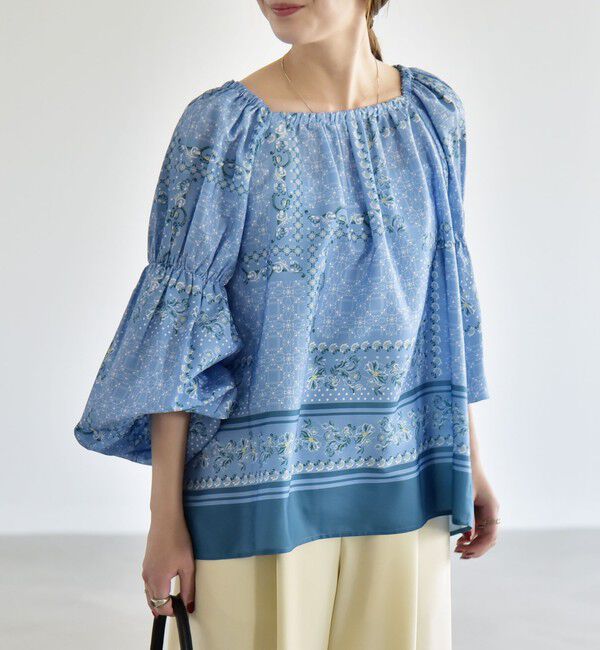 quaranciel「quaranciel:〈洗濯機可能〉フラワー スカーフ プリント ギャザー パフ ブラウス」|シャツ・ブラウス|