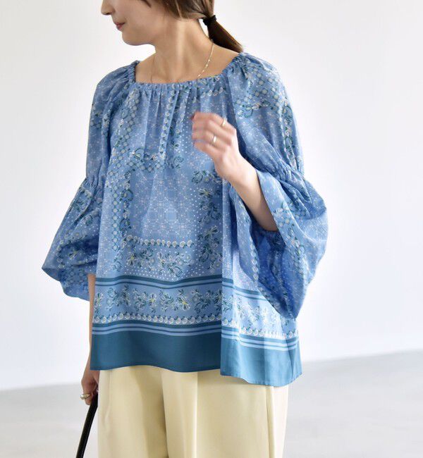 quaranciel「quaranciel:〈洗濯機可能〉フラワー スカーフ プリント ギャザー パフ ブラウス」|シャツ・ブラウス|