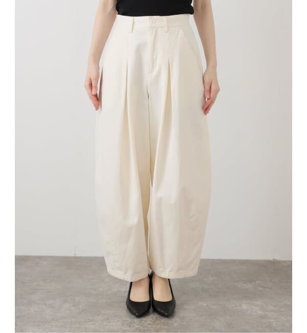 SLOBE IENA「パウダリーチノタックカーブトラウザー」|チノ|ホワイト