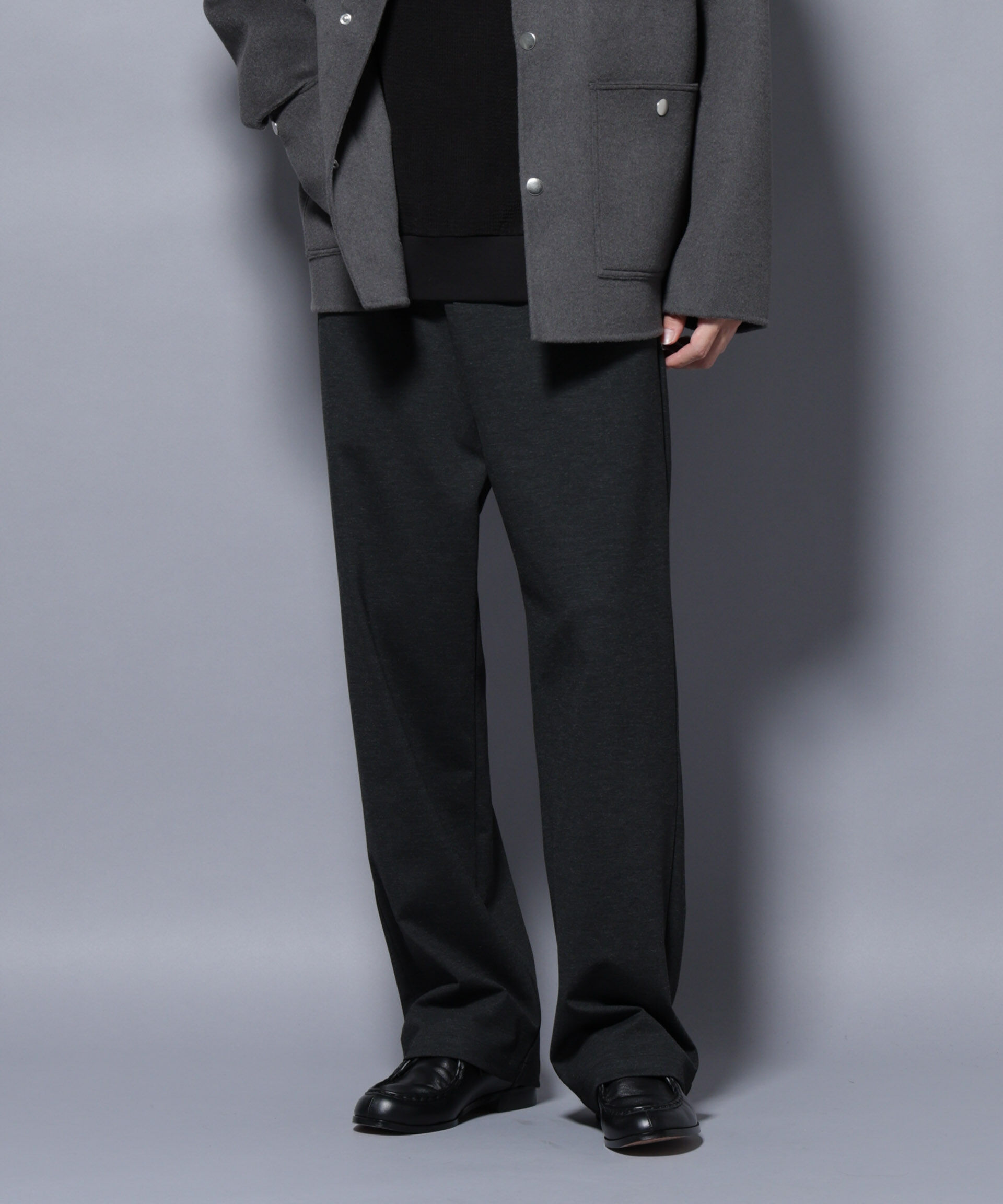 nano･universe「DELEGANTE TECH+ トラックパンツ」|チノ|チャコール3