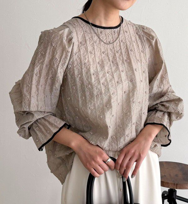 fredy emue「【大人気シリーズの最新作】バック釦配色ギャザーブラウス」|シャツ・ブラウス|グレイッシュベージュ