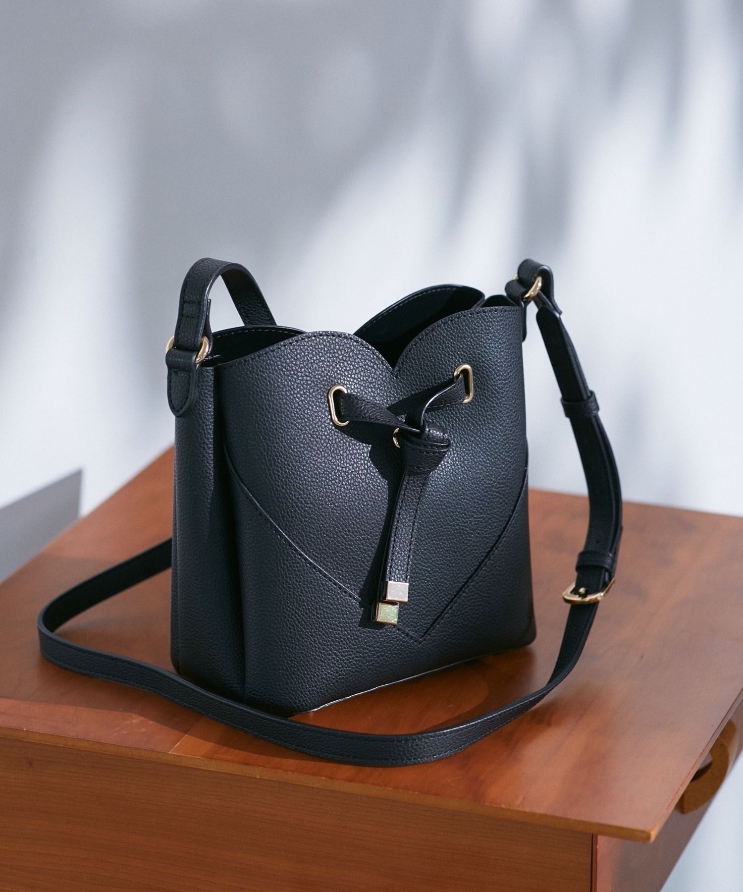 VIS「ハートカットバッグ(スモール)」|ショルダー・メッセンジャー|ブラック(01)