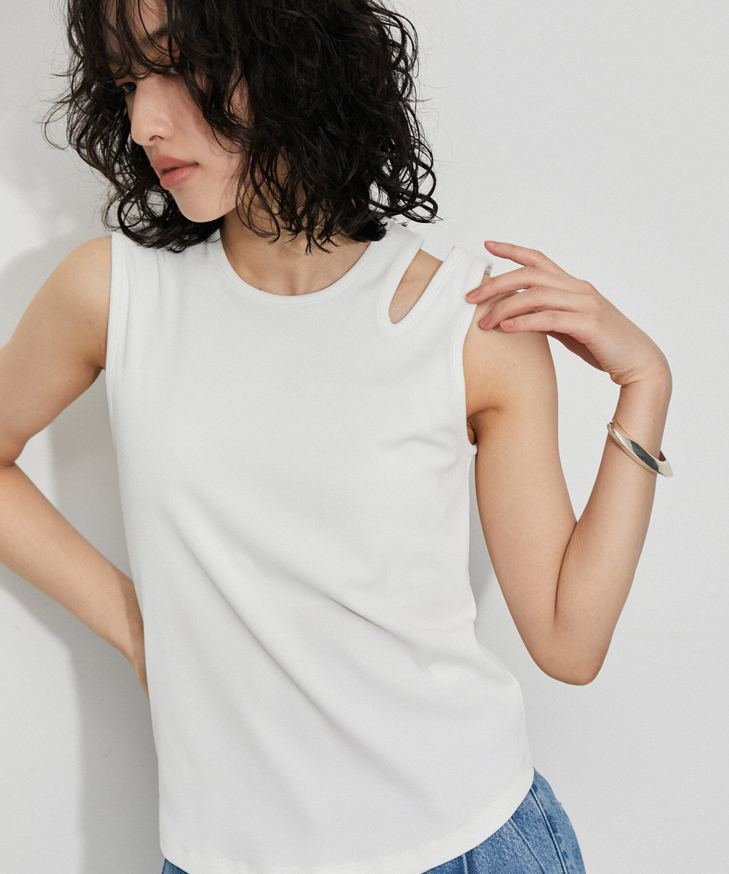 ADAM ET ROPE'「【接触冷感・洗える】カップ付きアシンメトリーカッティングタンク」|タンクトップ|ホワイト(10)