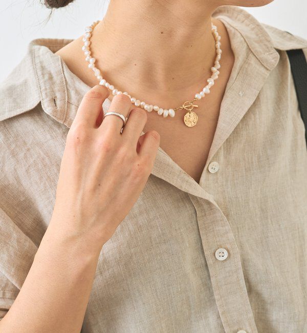  「【華やかな印象に】プレート付きパールショートネックレス」|ブローチ・コサージュ|