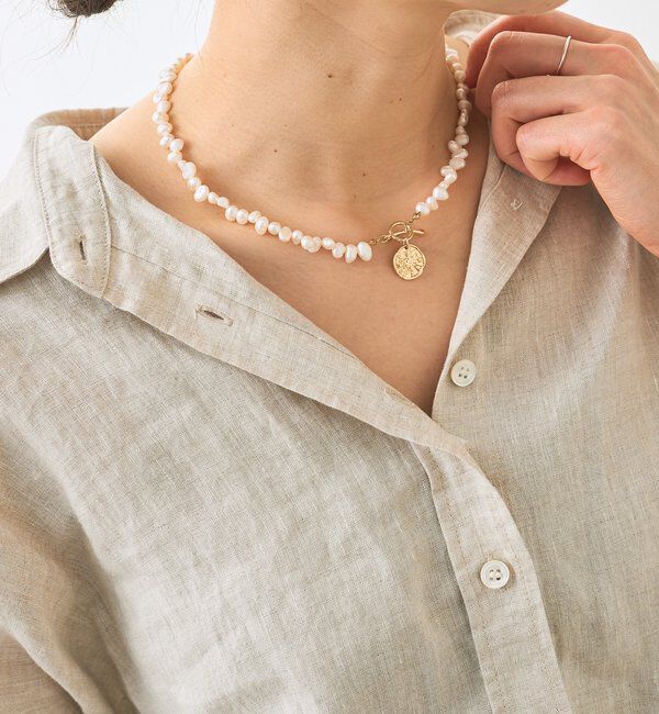  「【華やかな印象に】プレート付きパールショートネックレス」|ブローチ・コサージュ|