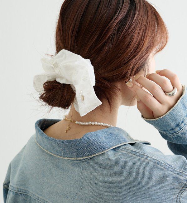  「チャーム付きフラワーシュシュ」|その他|オフホワイト