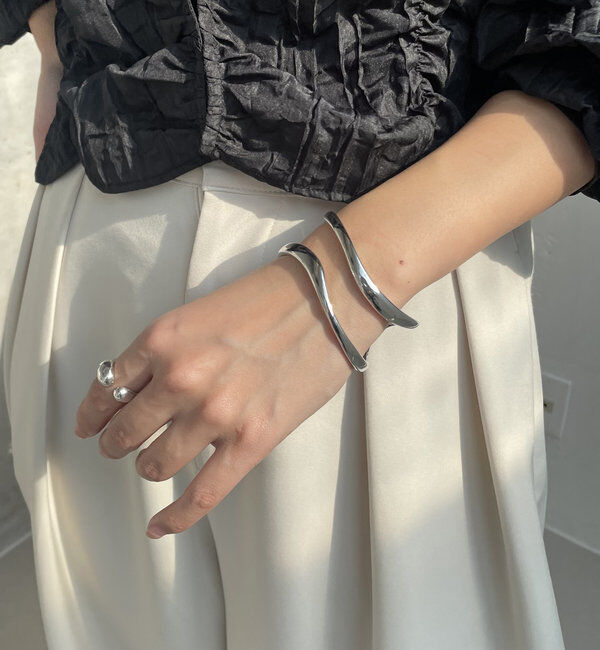  「〈GOLDY/ゴールディ〉トリミングWAVEバングル」|リング|