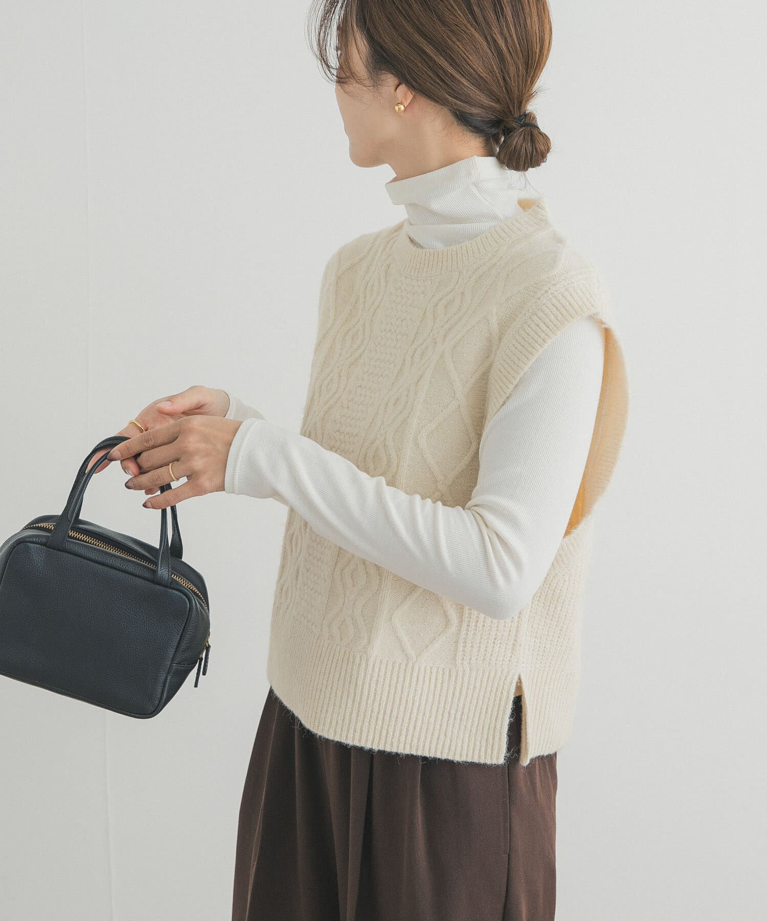 URBAN RESEARCH DOORS「ケーブル柄ニットベスト」|ベスト・ジレ|オフホワイト