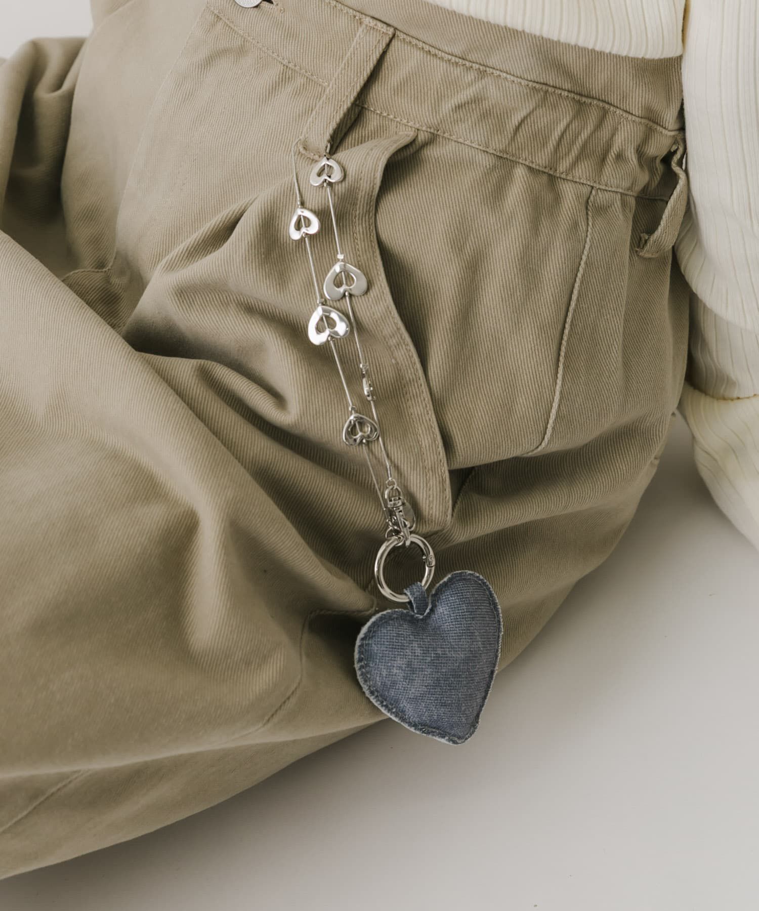 SMELLY「デニムモチーフキーチェーン」|チャーム・キーホルダー|グレー